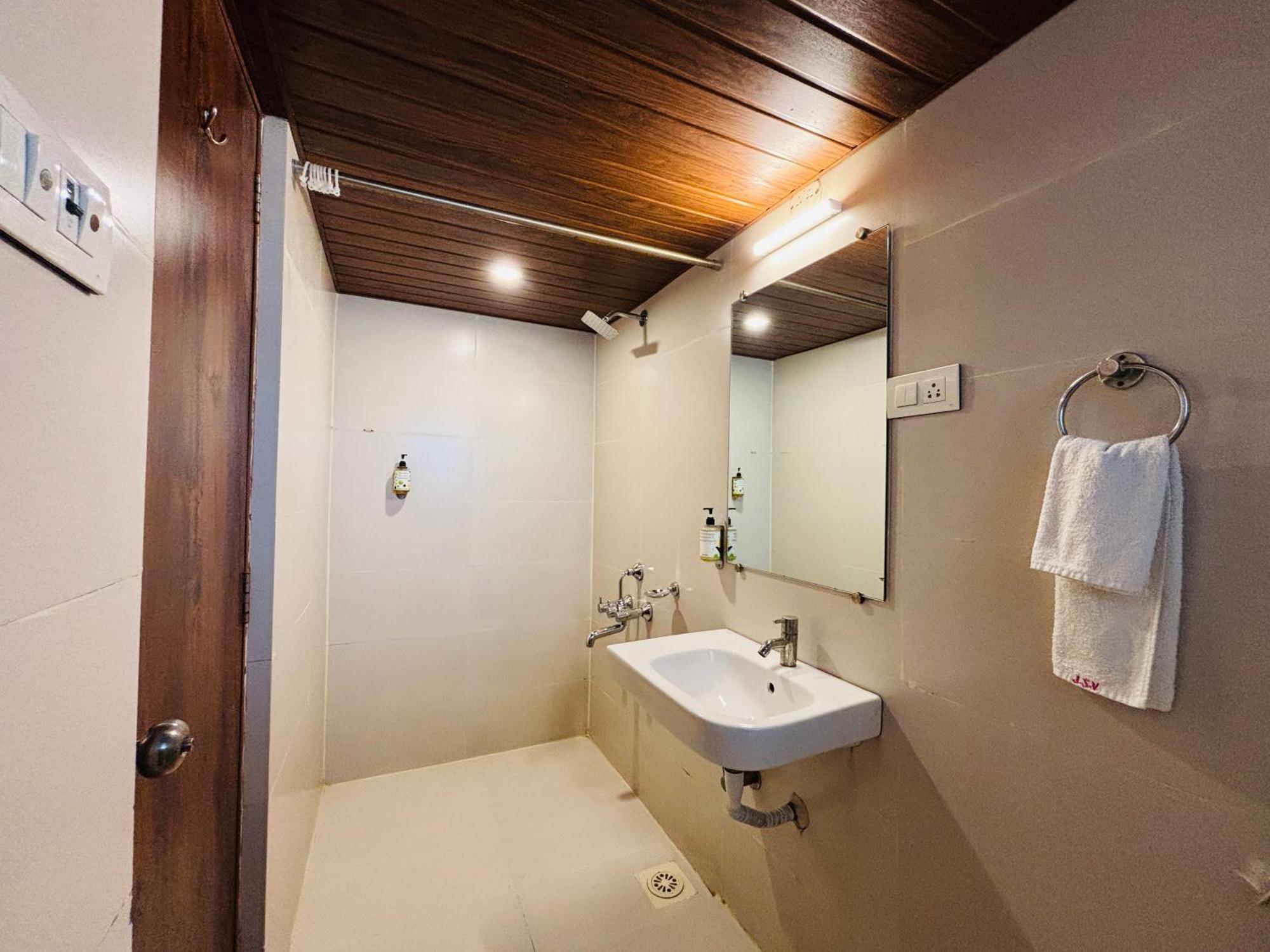J Hotel And Banquets — Photos 1